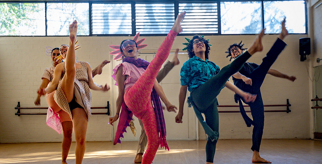 El elenco de Aventura Axolotl en escena durante la función de estreno en el Jardín Botánico